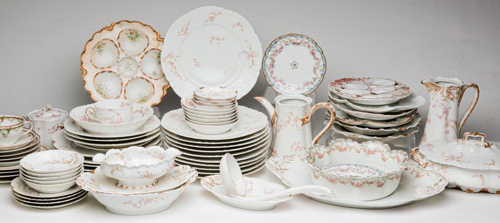 SELECTION OF HAVILAND CHINA.: Ca. 1900. Including seven oyster plates, blue daisies rim and pink roses, red and green "Chainlink" and "Norma."
