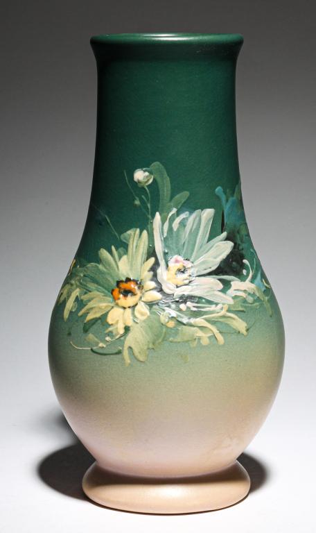 WELLER HUDSON VASE BY MAE TIMBERLAKE.: Second quarter 20th century. Daisy decoration on a green to coral shaded background. 10.25"h.