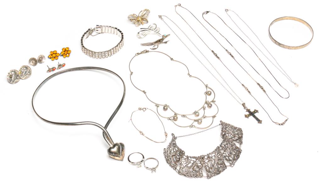 GROUP OF MOSTLY STERLING SILVER VINTAGE JEWELRY. (1 of 10)