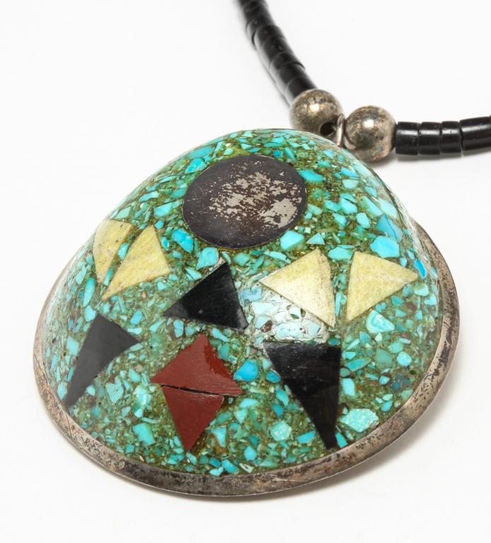 INLAID SHELL PENDANT NECKLACE. (1 of 4)