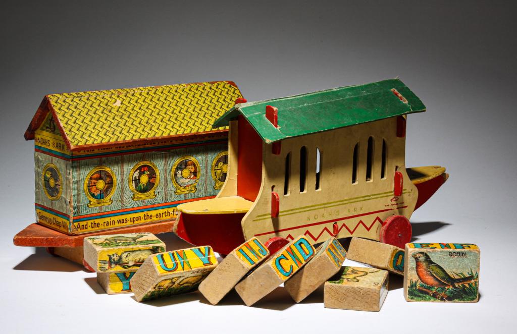 TWO AMERICAN NOAH'S ARKS PULL TOYS. (1 of 6)