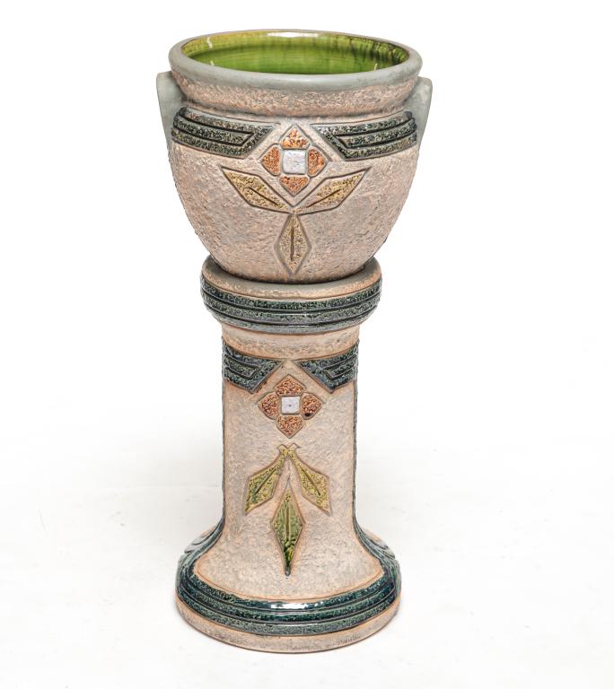 ROSEVILLE MOSTIQUE JARDINIERE ON STAND. (1 of 3)