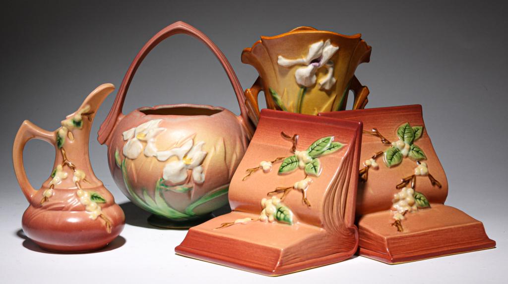 FIVE PIECES OF ROSEVILLE ART POTTERY. (1 of 5)