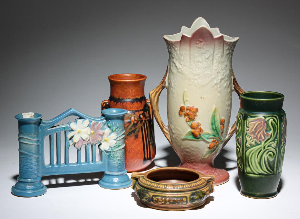 FIVE PIECES OF ROSEVILLE ART POTTERY. (1 of 3)