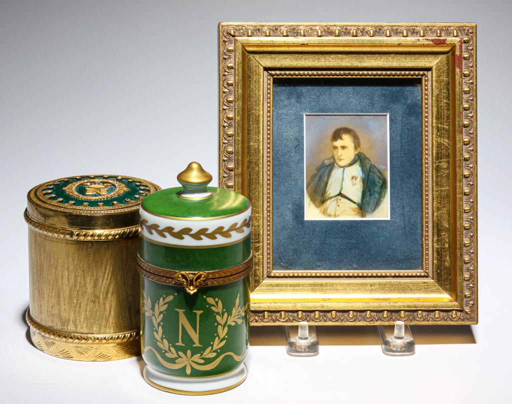 NAPOLEON MINIATURE TWO JARS. (1 of 5)