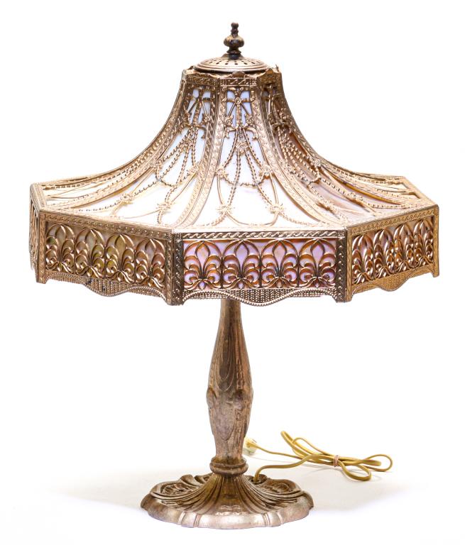 AMERICAN TABLE LAMP WITH SLAG GLASS SHADE. (1 of 4)