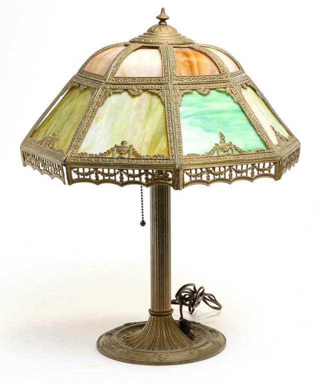 AMERICAN TABLE LAMP WITH SLAG GLASS SHADE. (1 of 5)