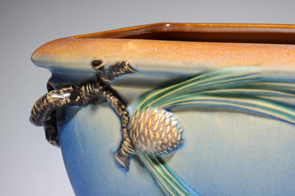 ROSEVILLE PINECONE PLANTER WITH LINER. (1 of 4)