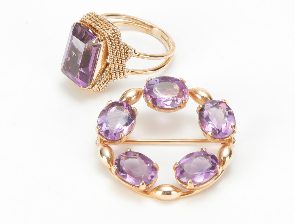 VINTAGE GOLD AND AMETHYST RING AND PIN. (1 of 2)