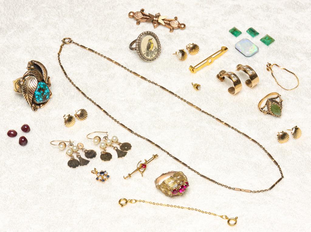 GROUP OF GOLD AND OTHER JEWELRY, LOOSE STONES. (1 of 8)