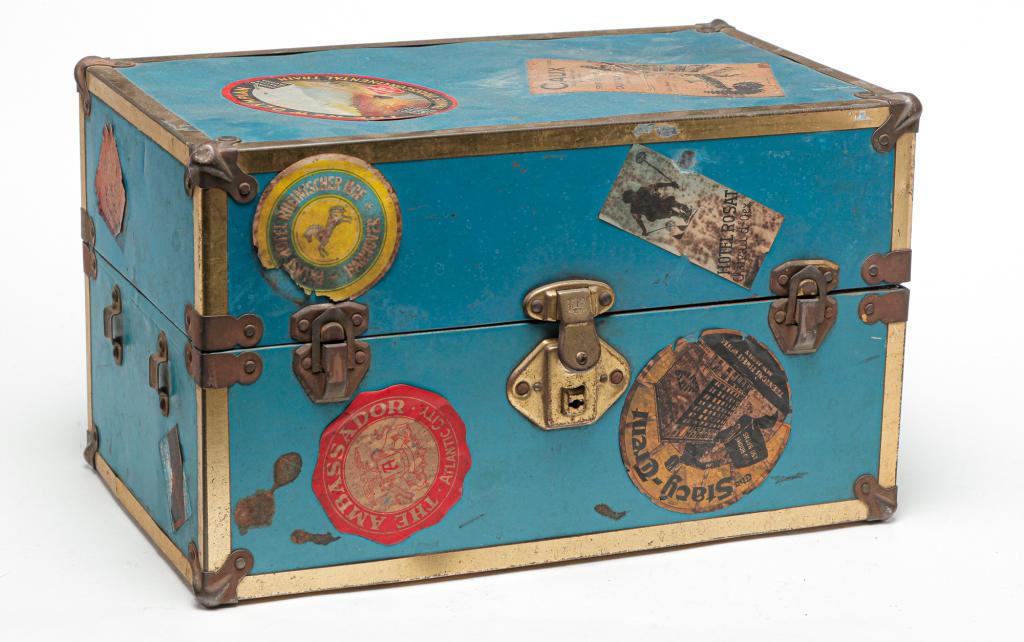 AMERICAN DOLL SIZE STEAMER TRUNK. (1 of 3)