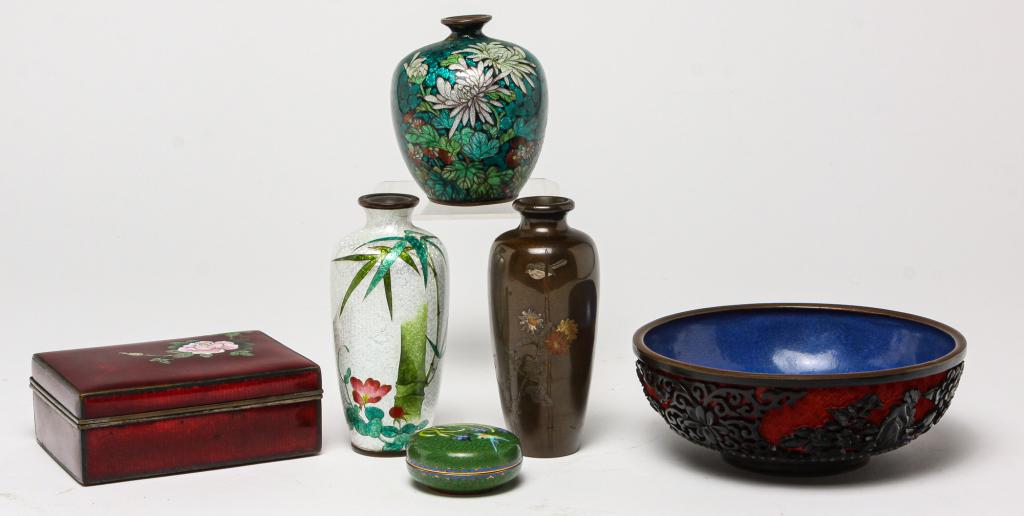 SIX PIECES OF CHINESE AND JAPANESE METALWORK. (1 of 4)