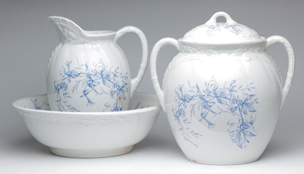 AMERICAN "APOLLO" PARTIAL TOILETTE SET. (1 of 6)