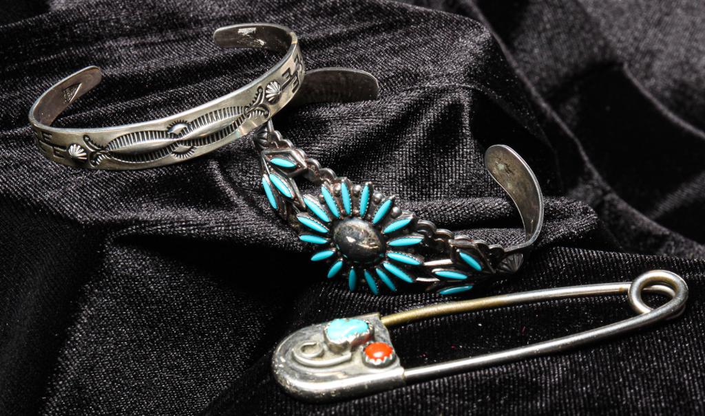 THREE VINTAGE NATIVE AMERICAN PIECES. (1 of 7)