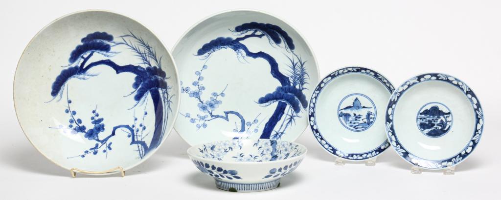 FIVE CHINESE FOOTED PORCELAIN BOWLS. (1 of 5)