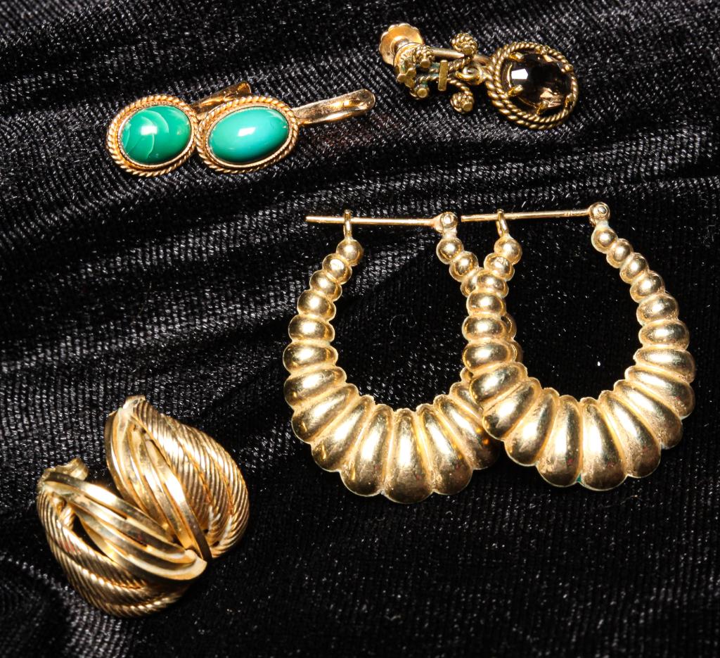 SMALL GROUP VINTAGE GOLD EARRINGS. (1 of 4)