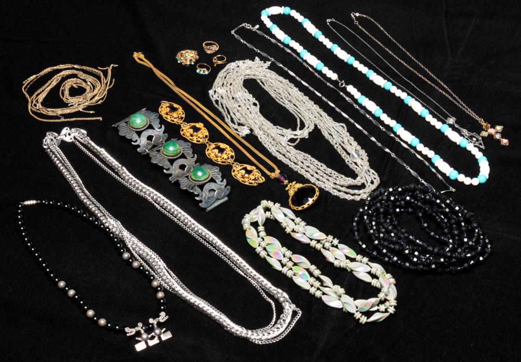 SMALL GROUP VINTAGE COSTUME JEWELRY. (1 of 6)