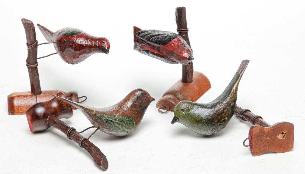 FOUR FOLKSY AMERICAN CARVED BIRDS. (1 of 2)