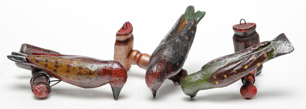 THREE FOLKSY AMERICAN CARVED BIRDS. (1 of 1)