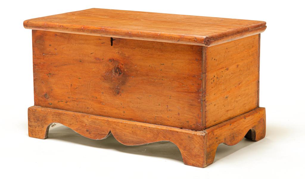 AMERICAN COUNTRY BLANKET CHEST. (1 of 6)