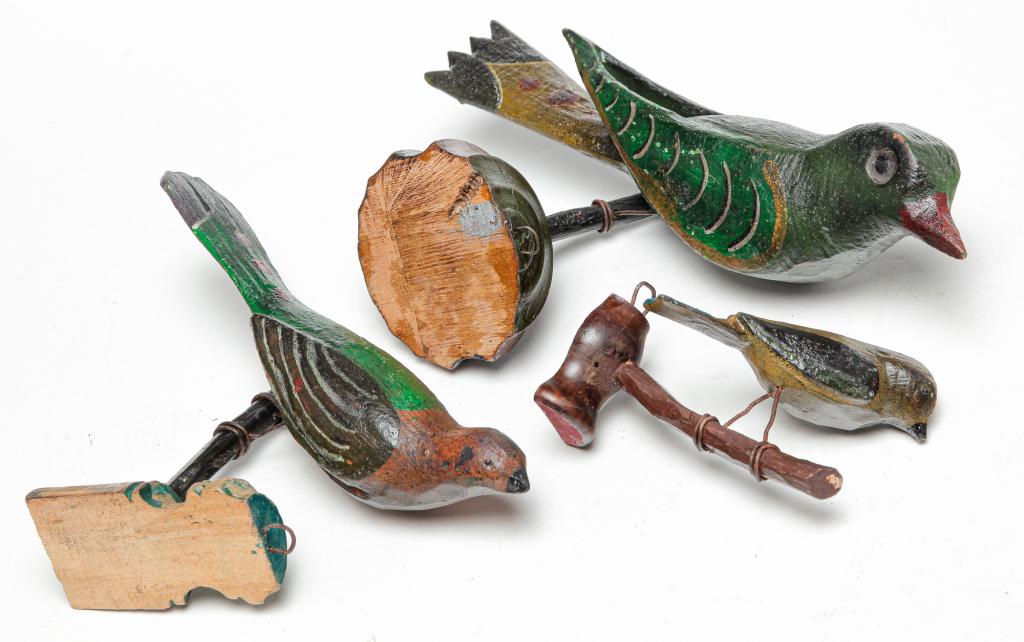 THREE FOLKSY AMERICAN CARVED BIRDS. (1 of 3)