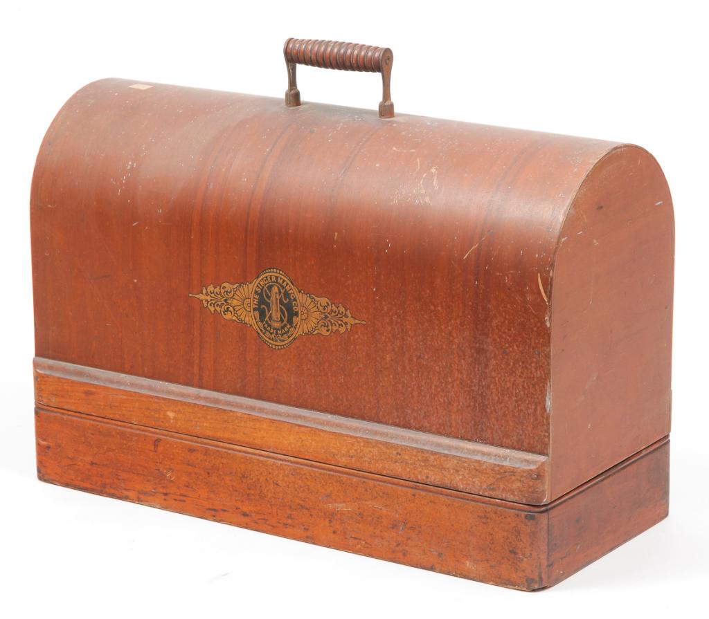 AMERICAN "SINGER" PORTABLE SEWING MACHINE. (1 of 3)