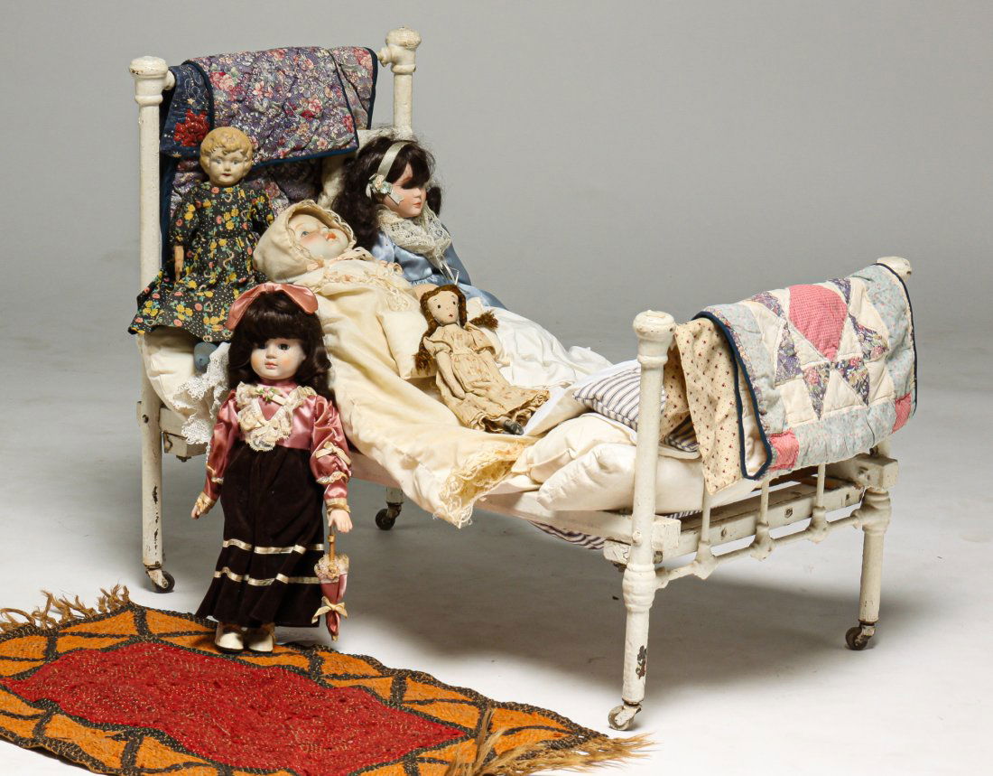 GROUP OF DOLLS AND DOLL ACCESSORIES. (1 of 9)