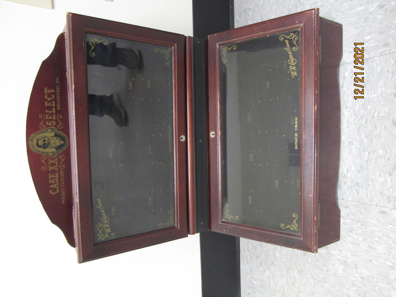 W.R. CASE & SONS CASE XX KNIFE DISPLAY (1 of 2)