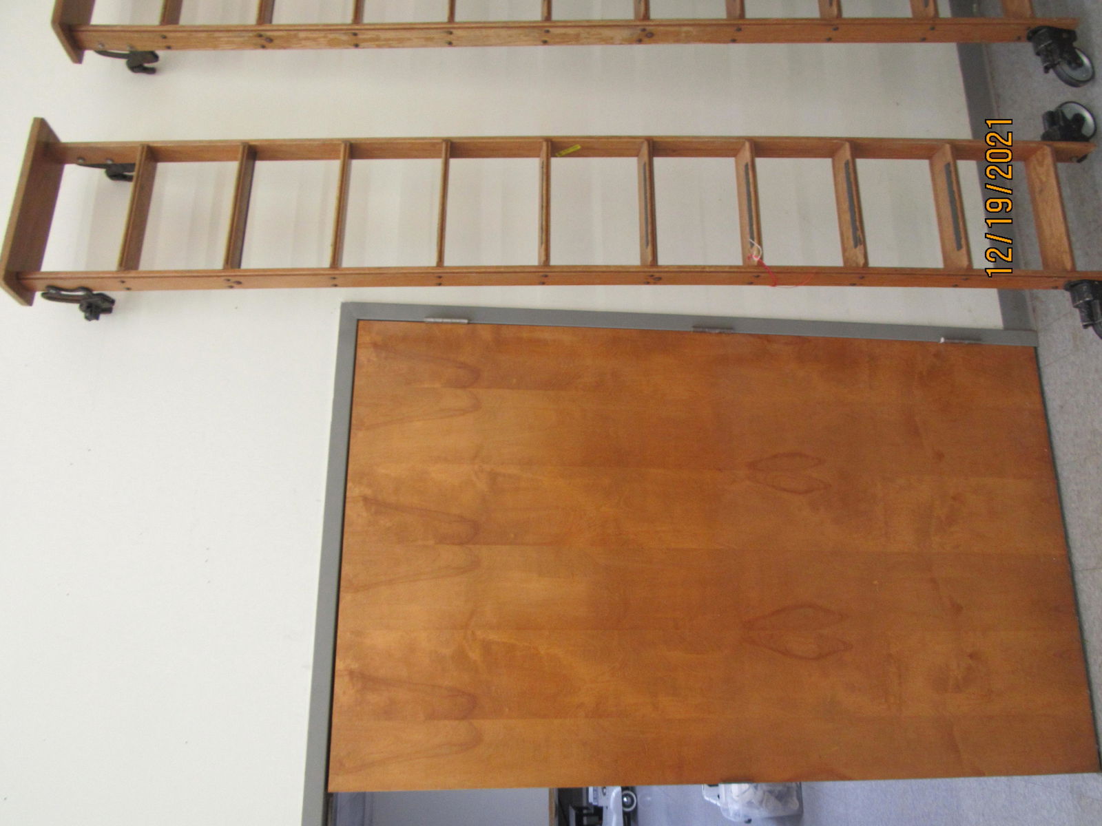 ROLLING LIBRARY  LADDER (1 of 3)