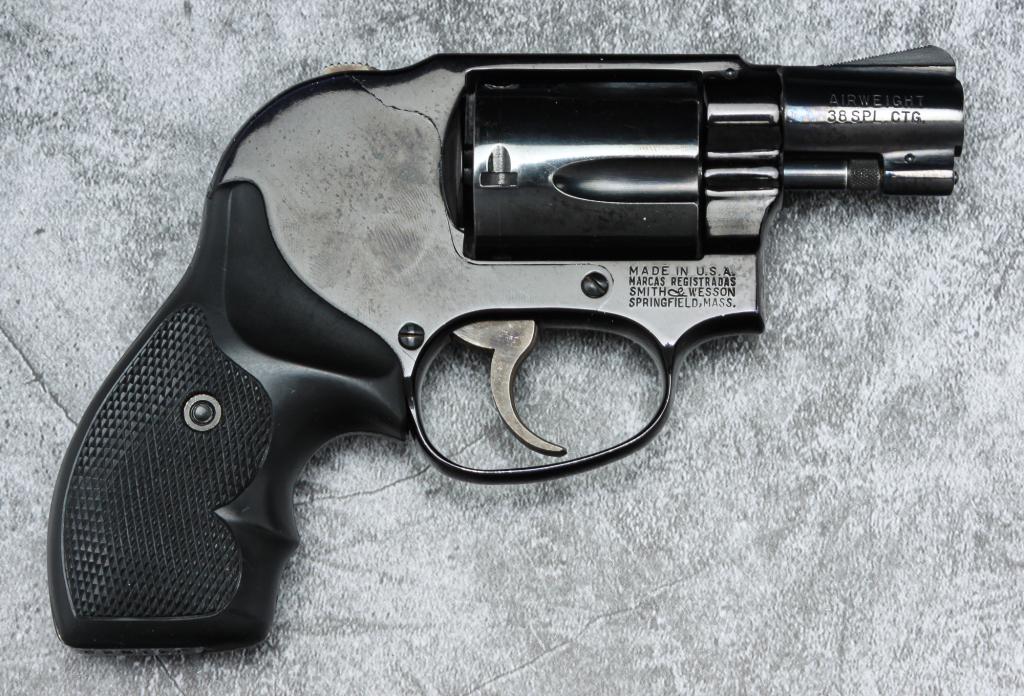 *SMITH & WESSON AIRWEIGHT .38 SPL REVOLVER.: Smith & Wesson Airweight .38 special revolver. Blued frame and barrel with textured checkered rubber grips. 2" barrel, 6.5" overall. Serial number J41523. Requires ATF form 4473.