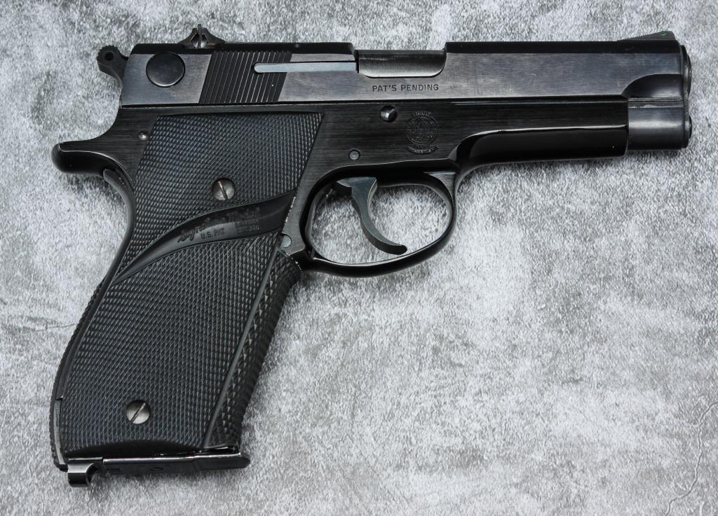*SMITH & WESSON MODEL 39-2 9MM SEMI-AUTO PISTOL.: Smith & Wesson model 39-2 9mm semi-automatic pistol. Blued alloy frame with checkered rubber grips. 4" barrel, 7.5" overall. Includes original box. Serial number A198544. Requires ATF form 4473.