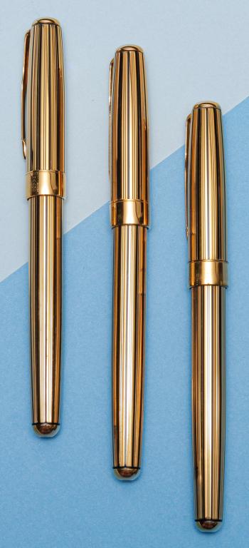 THREE VINTAGE PARKER SONNET FOUNTAIN PENS.: Second half - 20th century. Three Parker Sonnet gold tone fountain pens, ribbed bodies, 18K gold Parker nibs, approx. 5.25"l with cap. Each marked "Parker Sonnet France", with box. Overall condition g