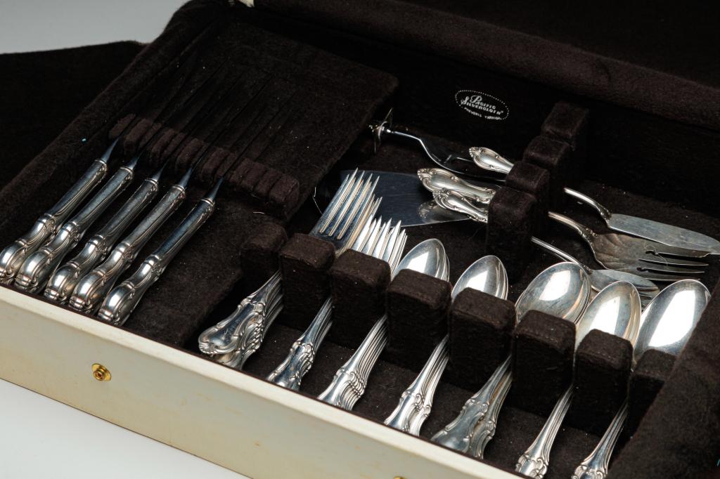 INTERNATIONAL JOAN OF ARC STERLING FLATWARE.: Patented 1940. Eight dinner forks, seven salad forks, two larger soup spoons, six soup spoons, 13 teaspoons, five knives, six serving pieces and three hollow-handled serving pieces. Approx. 53 ozt.