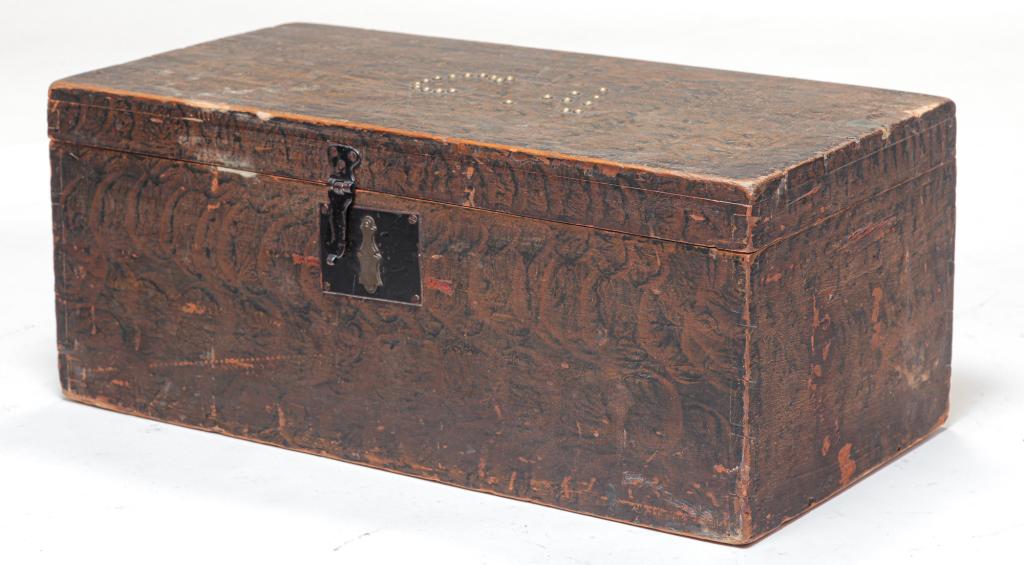 AMERICAN DECORATED TRUNK. (1 of 5)