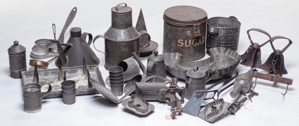 AMERICAN KITCHEN TINWEAR.: Nineteenth - early 20th century. Includes canisters, scoops, molds, etc. Varying wear. Approximately 25 pieces.