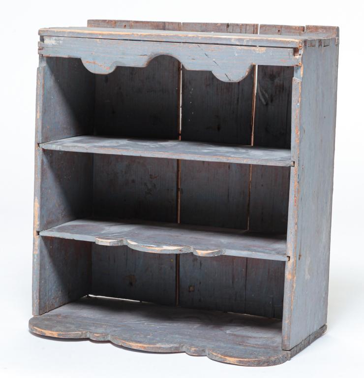 AMERICAN COUNTRY HANGING CUPBOARD. (1 of 3)