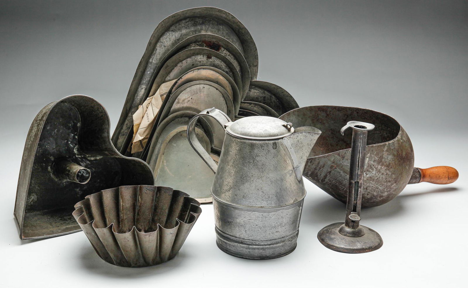 GROUP OF KITCHEN TIN WARE. (1 of 8)