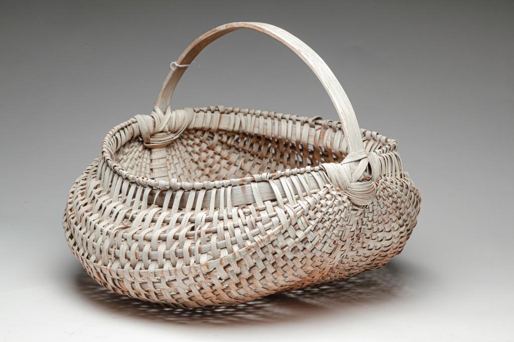 AMERICAN PAINTED BUTTOCKS BASKET. (1 of 2)