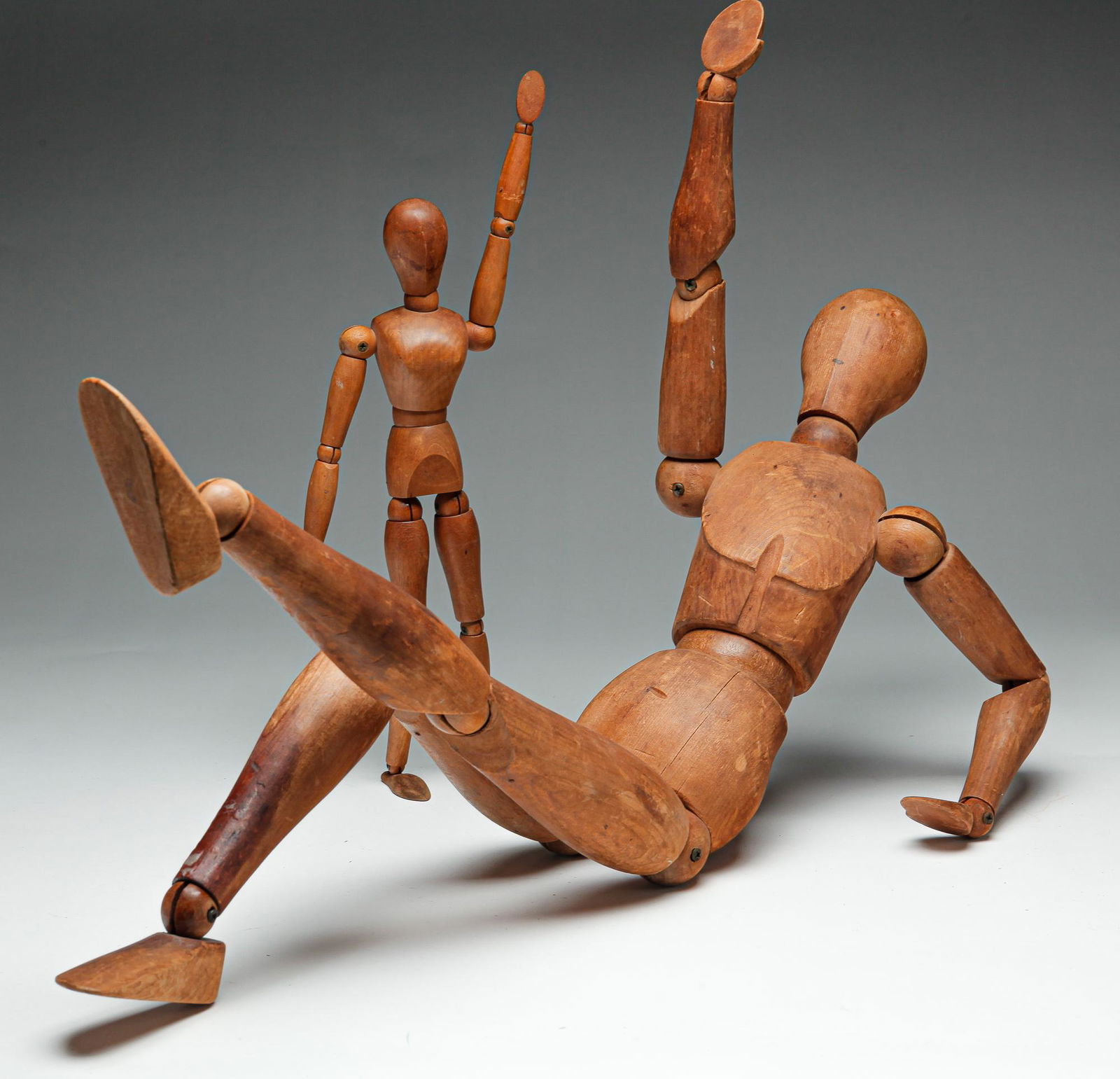 TWO AMERICAN ARTICULATED ARTIST MANNEQUINS. (1 of 4)