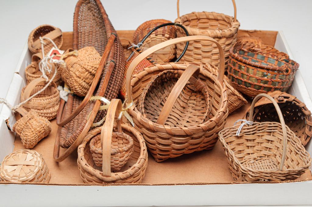 GROUP OF AMERICAN MINIATURE BASKETS. (1 of 1)