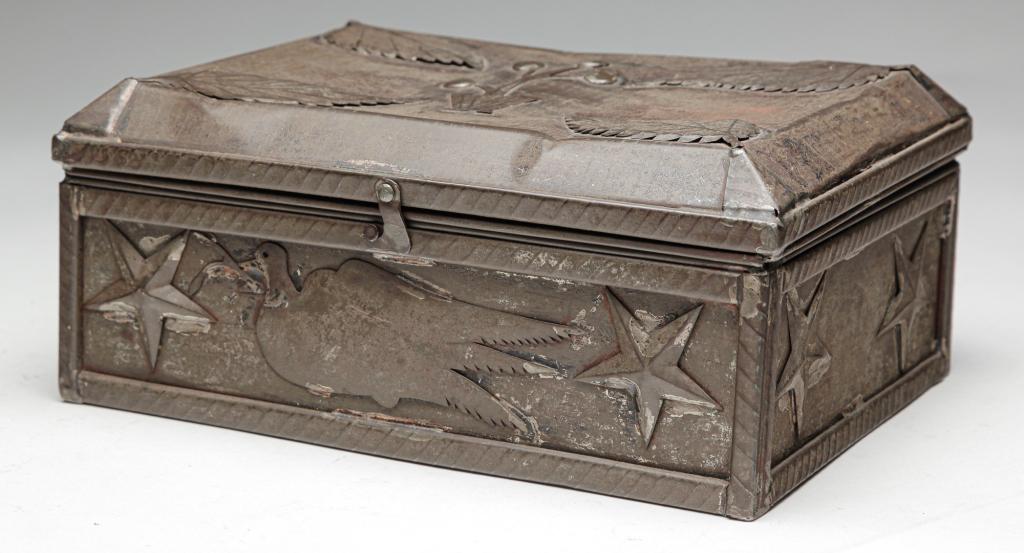 AMERICAN DECORATED TIN BOX. (1 of 2)