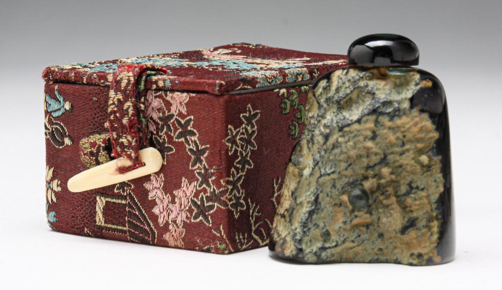 BLACK NEPHRITE SNUFF BOTTLE. (1 of 4)