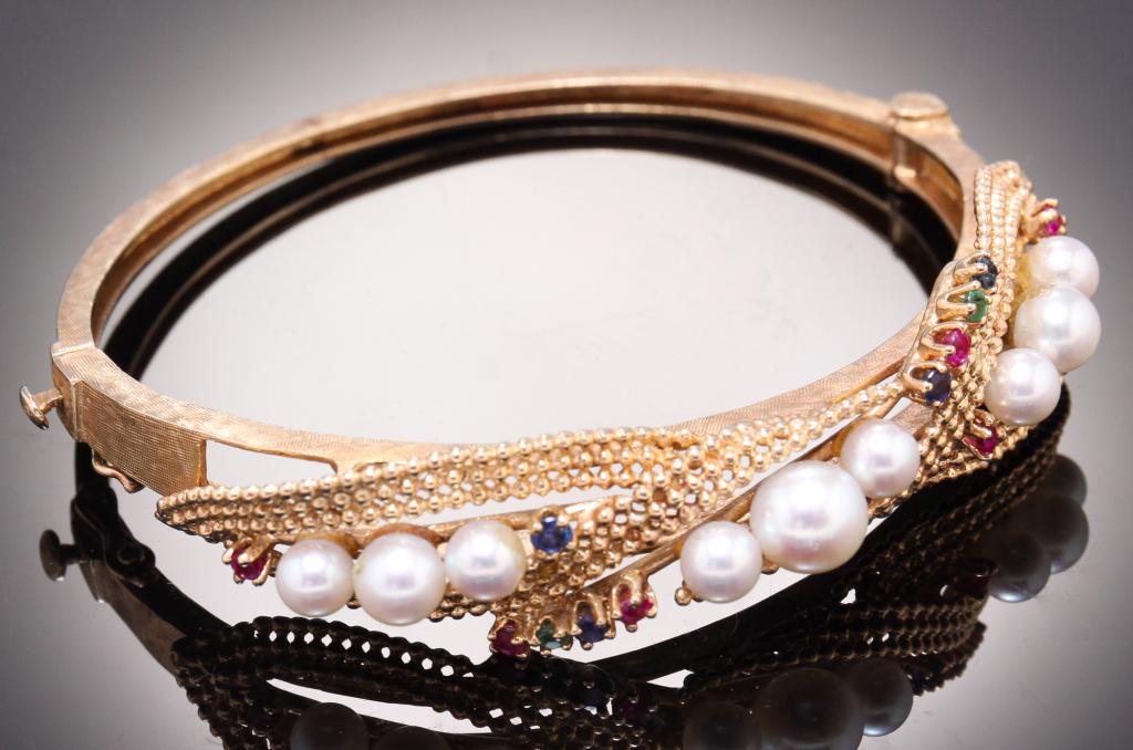 14 KARAT PEARL AND GEMSTONE BANGLE BRACELET. (1 of 4)