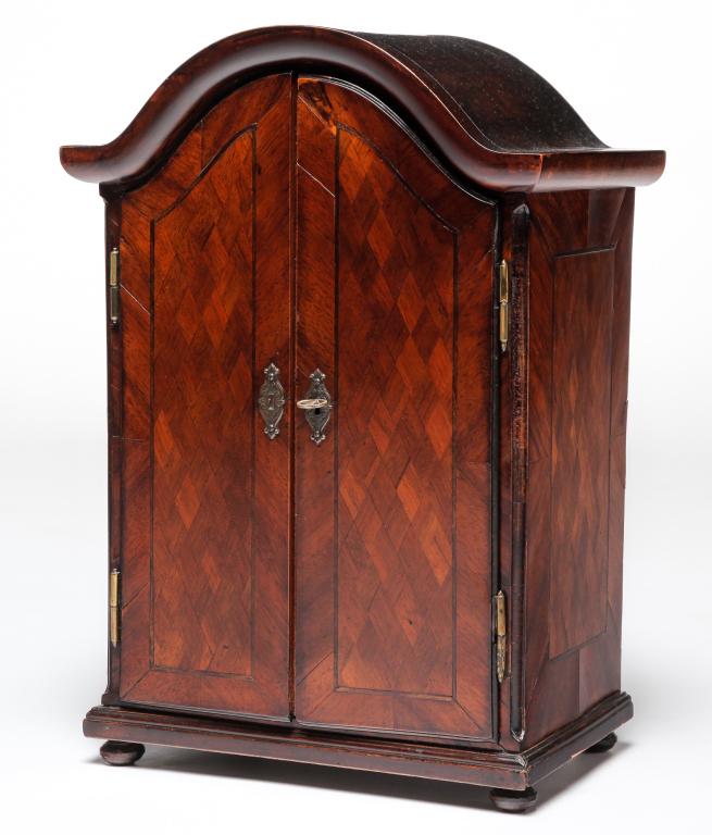 EUROPEAN SPECIMAN CABINET. (1 of 5)