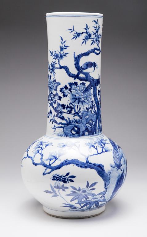 CHINESE PORCELAIN VASE. (1 of 5)
