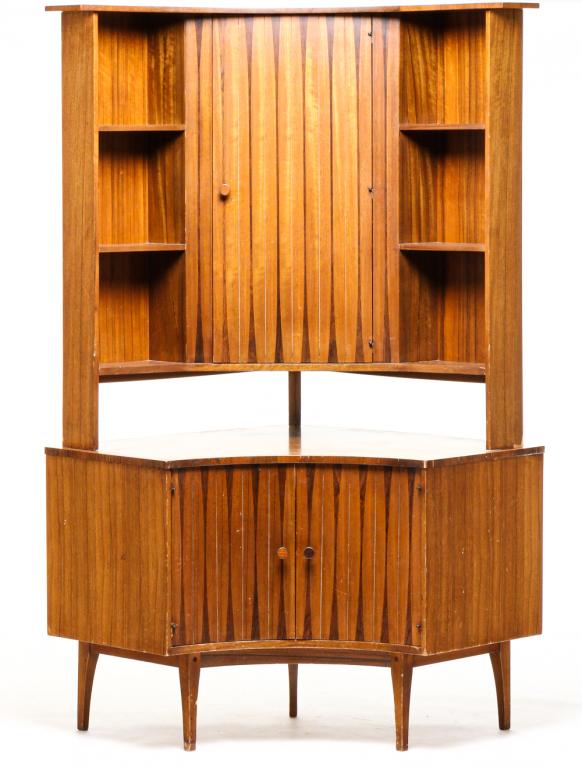 AMERICAN "LANE" CORNER CUPBOARD. (1 of 6)