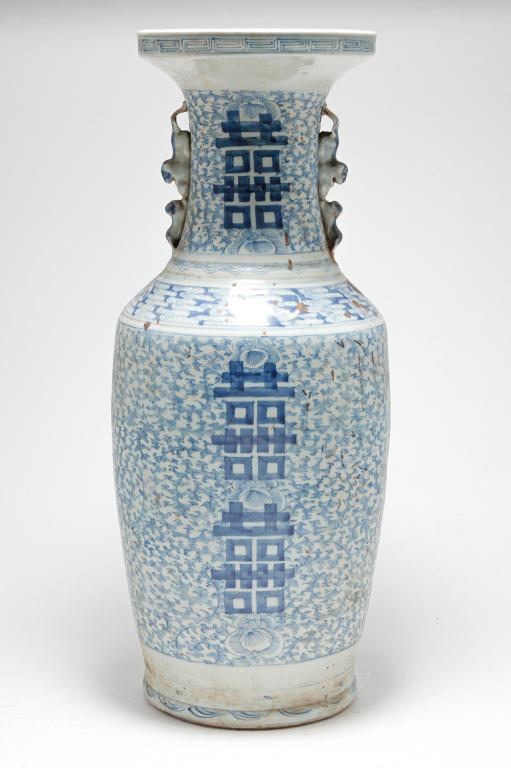 CHINESE PORCELAIN VASE. (1 of 4)