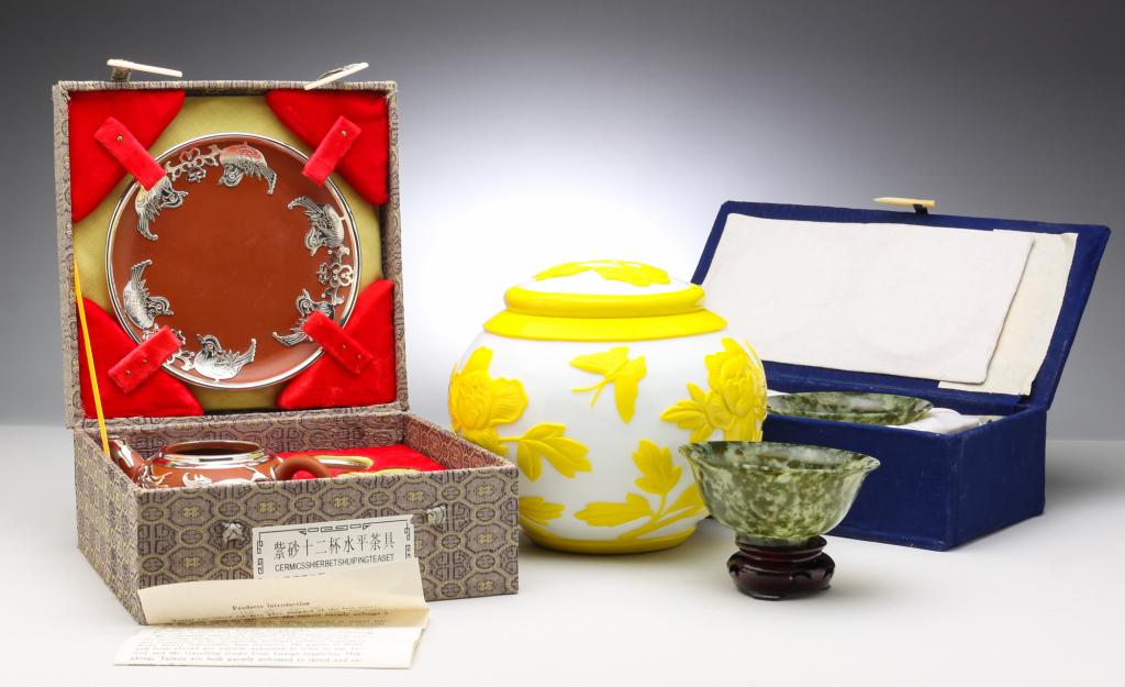 CHINESE JAR, TEA SET AND BOWLS. (1 of 4)