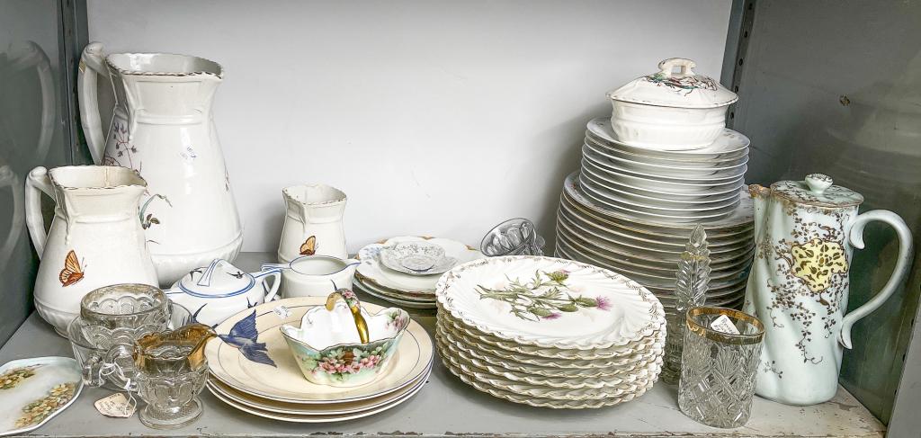 GROUP OF ASSORTED CHINA AND GLASS. (1 of 6)