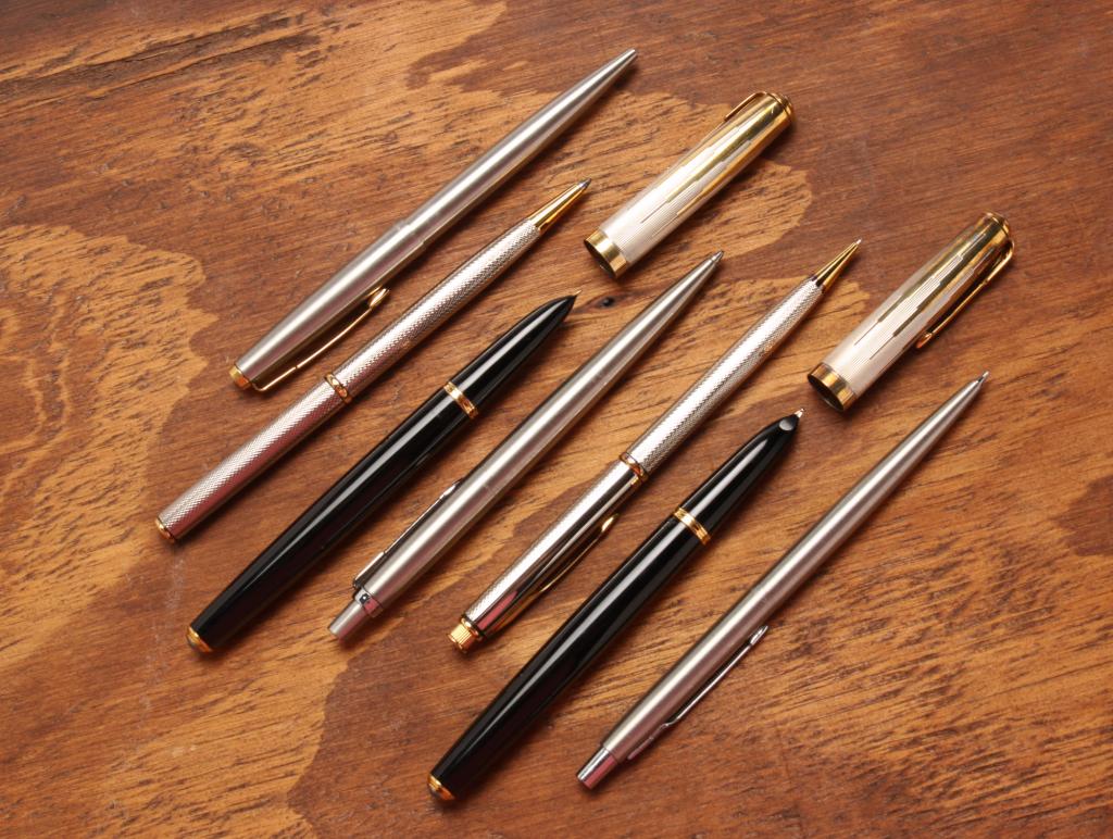 SEVEN VINTAGE PARKER PENS AND PENCILS. (1 of 3)